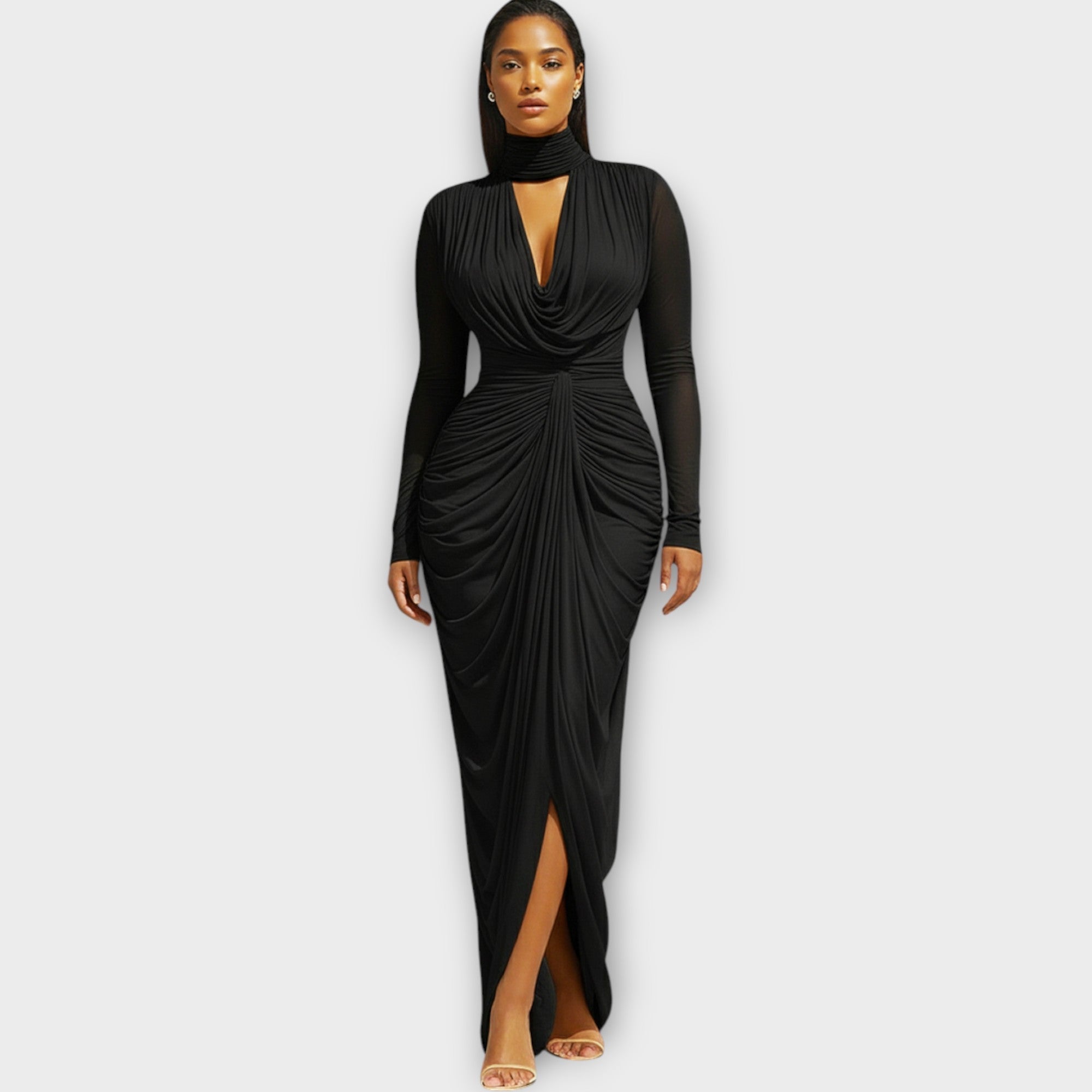 Elegant aftenkjole med høj halsudskæring og drapering