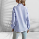 Let bluse med flæsedetalje
