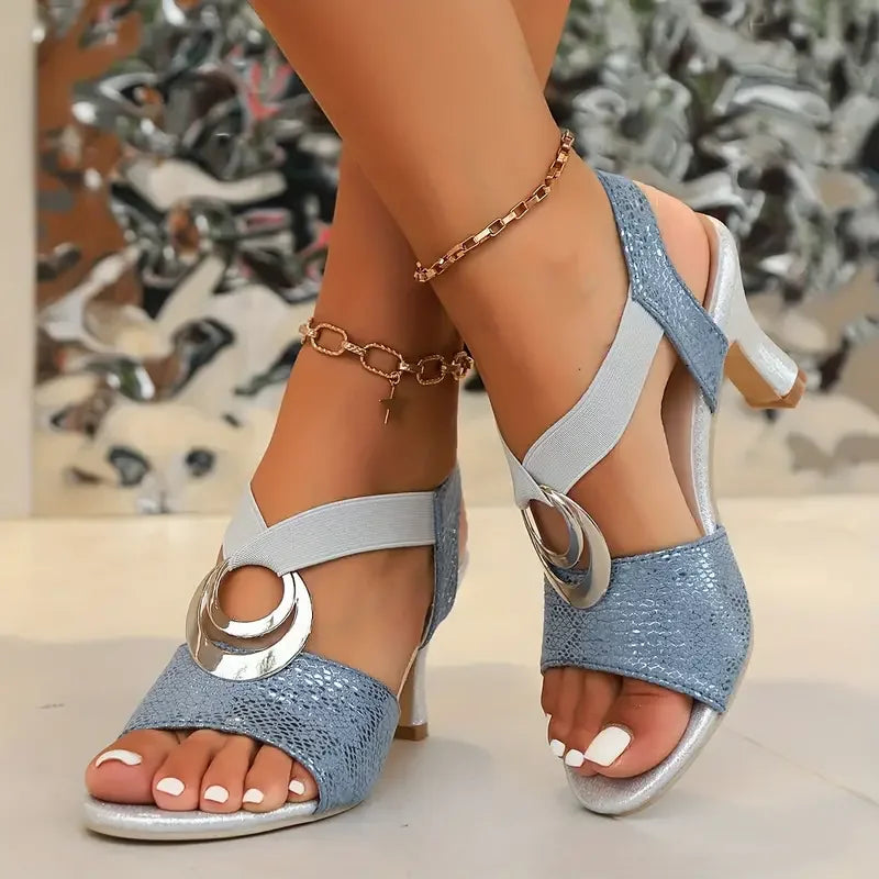 Elegante pumps med remme og dekorativ spænde