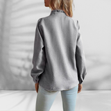 Let bluse med flæsedetalje