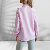Let bluse med flæsedetalje
