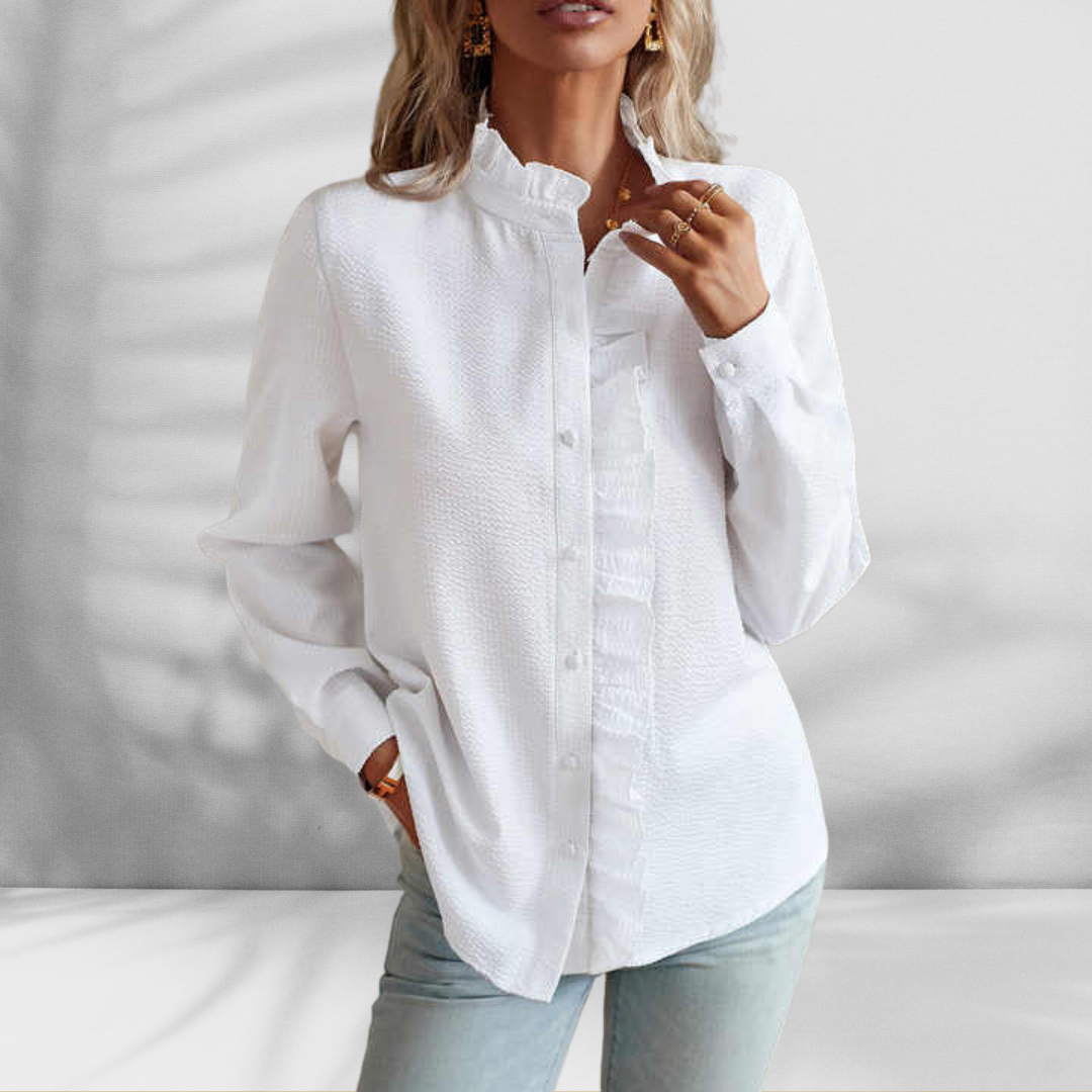 Let bluse med flæsedetalje