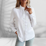 Let bluse med flæsedetalje