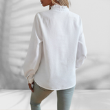 Let bluse med flæsedetalje
