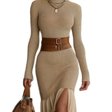 Slim kjole med høj hals og sofistikeret patchwork