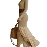 Slim kjole med høj hals og sofistikeret patchwork