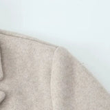 Lang trenchcoat i vintage-stil med V-udskæring til kvinde