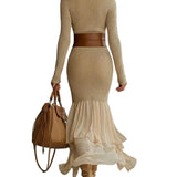 Slim kjole med høj hals og sofistikeret patchwork