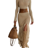 Slim kjole med høj hals og sofistikeret patchwork