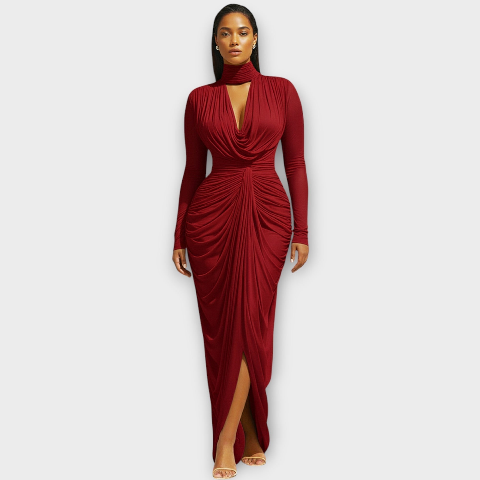 Elegant aftenkjole med høj halsudskæring og drapering