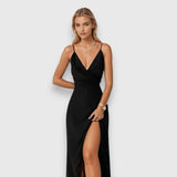 Lang satinkjole med slids og tynde stropper